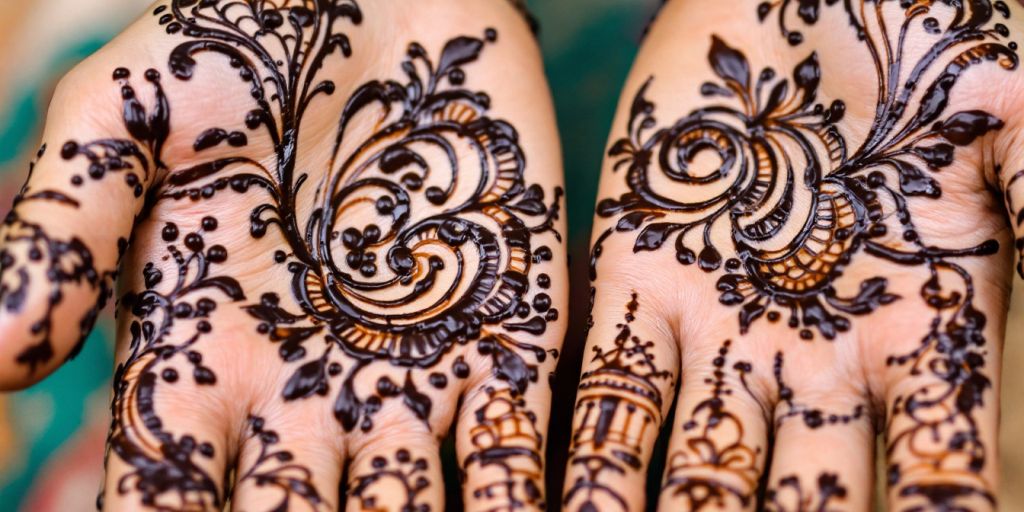 Henna-designs på hender med intrikate mønstre.